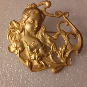 Source Unknown Gold Floral Brooch